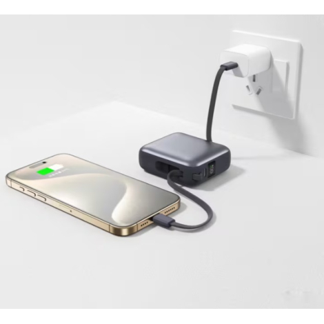 Powerbank reliée à un smartphone et branchée sur une prise secteur pendant la charge, sans personnalisation visible.