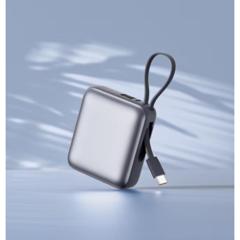 Powerbank présentée en perspective avec dragonne et câble USB-C intégré partiellement sorti, sans personnalisation visible.