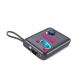 Powerbank vue en perspective avec dragonne, écran LED et connectiques, présentant une personnalisation visible sur le dessus. Powerbank vue en perspective avec dragonne, écran LED et connectiques, présentant une personnalisation visible sur le dessus.