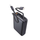 Powerbank présentée en perspective avec les câbles USB-C et Lightning intégrés déployés, la dragonne et l'écran LED visibles, sa Powerbank présentée en perspective avec les câbles USB-C et Lightning intégrés déployés, la dragonne et l'écran LED visibles, sa