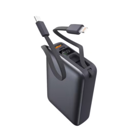 Powerbank présentée en perspective avec les câbles USB-C et Lightning intégrés déployés, la dragonne et l'écran LED visibles, sa