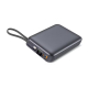 Powerbank vue en perspective avec dragonne, écran LED et connectiques, sans personnalisation visible sur le dessus. Powerbank vue en perspective avec dragonne, écran LED et connectiques, sans personnalisation visible sur le dessus.