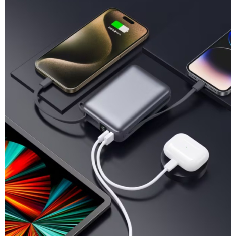 Powerbank connectée à plusieurs appareils électroniques pour une recharge simultanée, sans personnalisation visible.