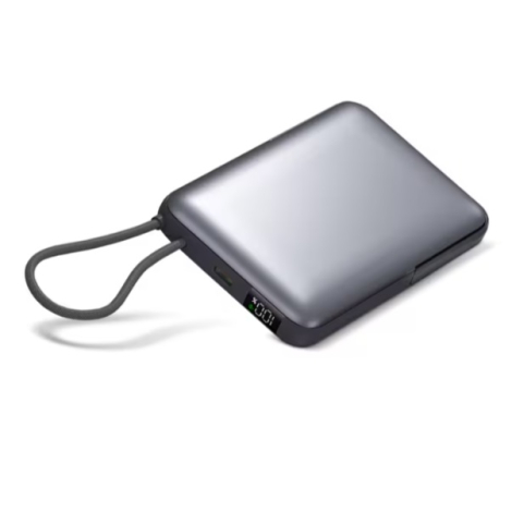 Batterie externe vue en perspective avec dragonne et écran LED, sans personnalisation visible sur le dessus.