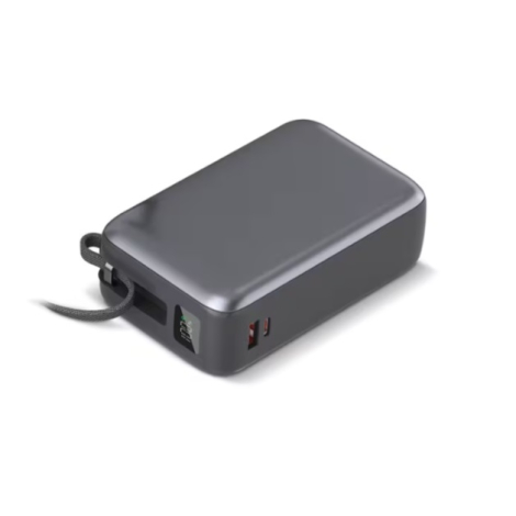 Batterie externe vue en perspective avec dragonne, écran LED et ports de connexion, sans personnalisation visible sur le dessus.