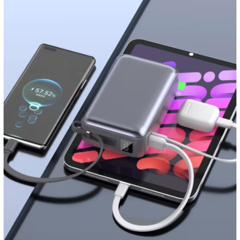 Batterie externe connectée à plusieurs appareils électroniques pour une recharge simultanée, sans personnalisation visible.