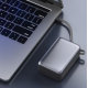 Batterie externe reliée à un ordinateur portable par son câble USB-C intégré, sans personnalisation visible. Batterie externe reliée à un ordinateur portable par son câble USB-C intégré, sans personnalisation visible.
