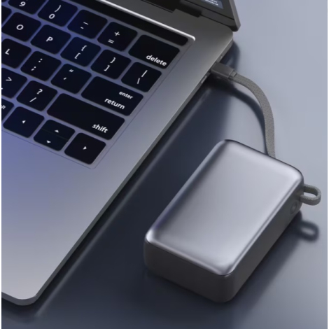 Batterie externe reliée à un ordinateur portable par son câble USB-C intégré, sans personnalisation visible.