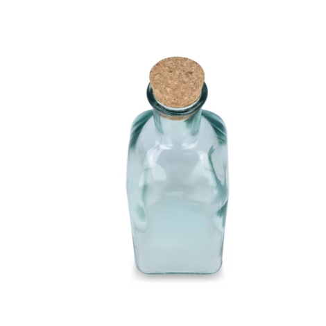 Vue en plongée d'une bouteille carrée en verre recyclé avec son bouchon en liège, sans personnalisation visible.
