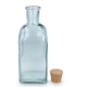 Bouteille carrée en verre recyclé présentée avec le bouchon en liège retiré et posé à côté, sans marquage visible. Bouteille carrée en verre recyclé présentée avec le bouchon en liège retiré et posé à côté, sans marquage visible.