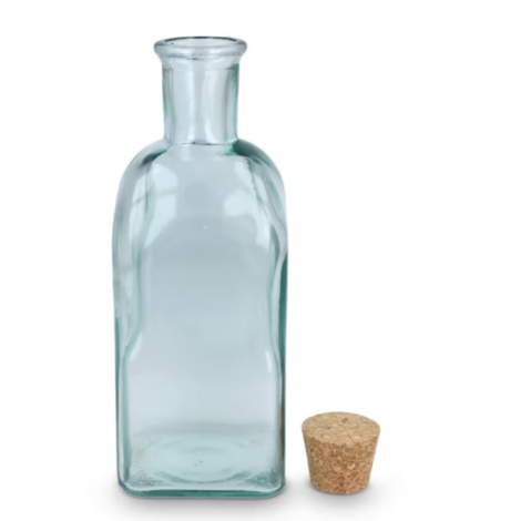 Bouteille carrée en verre recyclé présentée avec le bouchon en liège retiré et posé à côté, sans marquage visible.
