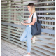 Femme portant le sac à dos bleu pour ordinateur portable à l'épaule. Femme portant le sac à dos bleu pour ordinateur portable à l'épaule.