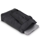 Sac à dos noir ouvert avec un ordinateur portable dans le compartiment principal. Sac à dos noir ouvert avec un ordinateur portable dans le compartiment principal.