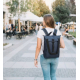Femme portant le sac à dos bleu pour ordinateur portable sur le dos. Femme portant le sac à dos bleu pour ordinateur portable sur le dos.
