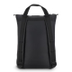 Face arrière du sac à dos noir avec bretelles réglables. Face arrière du sac à dos noir avec bretelles réglables.