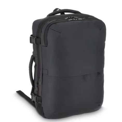 Sac à dos de voyage présenté de trois quarts, sans personnalisation visible sur la face avant.