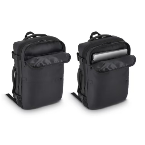 Sac à dos de voyage ouvert à 180° montrant le compartiment principal vide et un ordinateur portable rangé dans son compartiment 