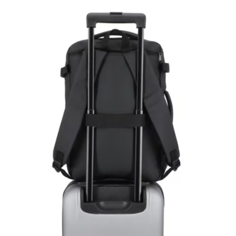 Sac à dos de voyage fixé sur la poignée télescopique d'une valise grâce à sa sangle de maintien arrière.