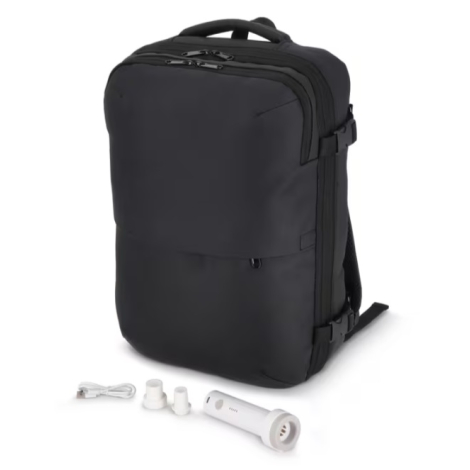 Sac à dos de voyage présenté de trois quarts avec la pompe rechargeable et ses accessoires disposés devant le produit.
