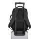 Sac à dos fixé sur la poignée télescopique d'une valise grâce à sa sangle de maintien au dos. Sac à dos fixé sur la poignée télescopique d'une valise grâce à sa sangle de maintien au dos.