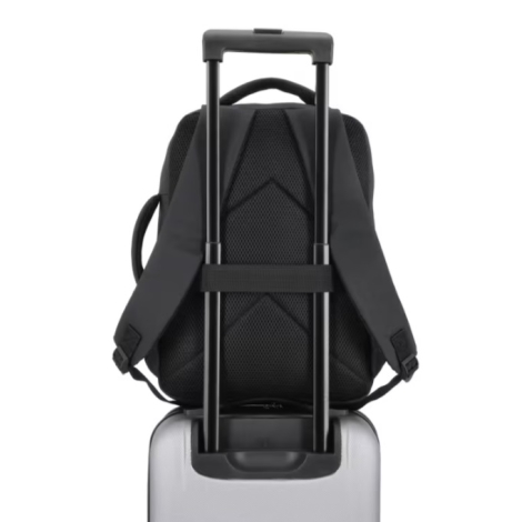 Sac à dos fixé sur la poignée télescopique d'une valise grâce à sa sangle de maintien au dos.