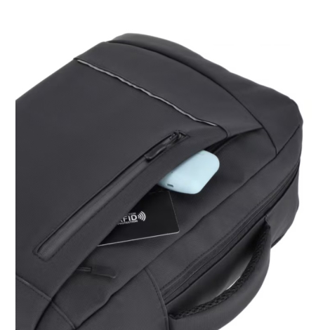 Gros plan sur la partie supérieure du sac montrant la poche avant zippée et une poche dissimulée contenant plusieurs objets.