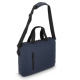 Sacoche pour ordinateur portable présentée de trois quarts en coloris bleu, sans personnalisation visible sur la face avant. Sacoche pour ordinateur portable présentée de trois quarts en coloris bleu, sans personnalisation visible sur la face avant.