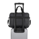 Sacoche pour ordinateur portable fixée sur la poignée télescopique d'une valise grâce à sa sangle de maintien arrière. Sacoche pour ordinateur portable fixée sur la poignée télescopique d'une valise grâce à sa sangle de maintien arrière.