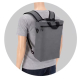 Sac à dos convertible porté comme sac à dos par un mannequin homme. Sac à dos convertible porté comme sac à dos par un mannequin homme.