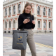 Femme portant le sac convertible à l'épaule en configuration sac à bandoulière avec une personnalisation visible sur la face ava Femme portant le sac convertible à l'épaule en configuration sac à bandoulière avec une personnalisation visible sur la face ava