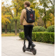 Homme circulant sur une trottinette avec le sac porté comme sac à dos et une personnalisation visible sur la face arrière. Homme circulant sur une trottinette avec le sac porté comme sac à dos et une personnalisation visible sur la face arrière.