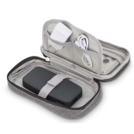 Pochette de rangement grise ouverte avec batterie externe et câbles organisés dans les compartiments.