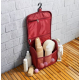 Trousse de toilette rouge suspendue ouverte avec produits de toilette, sans personnalisation visible. Trousse de toilette rouge suspendue ouverte avec produits de toilette, sans personnalisation visible.