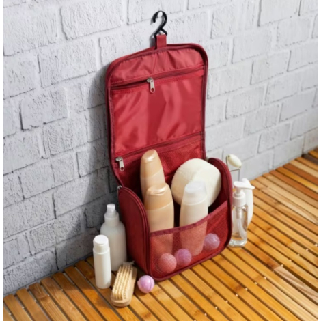 Trousse de toilette rouge suspendue ouverte avec produits de toilette, sans personnalisation visible.