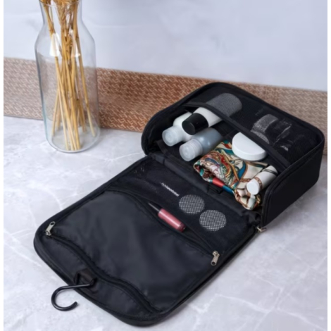 Trousse de toilette noire ouverte avec accessoires rangés dans les compartiments, sans personnalisation visible.