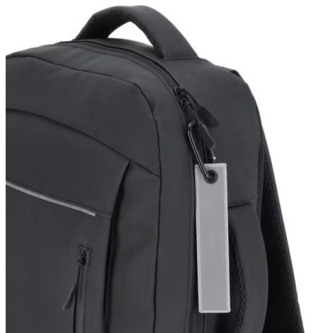 Étiquette de bagage réfléchissante fixée à un sac à dos.