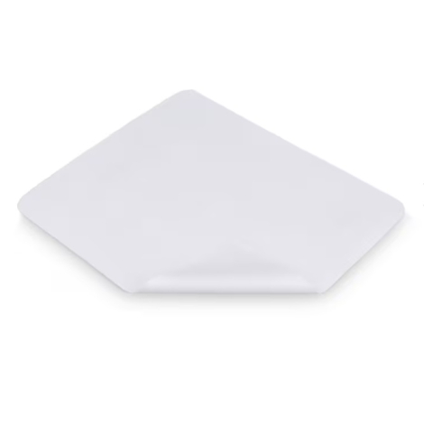 Tapis de souris en microfibre présenté avec un angle relevé, sans personnalisation visible sur la surface imprimable.
