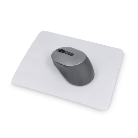 Tapis de souris utilisé sur un poste de travail avec une souris d'ordinateur.