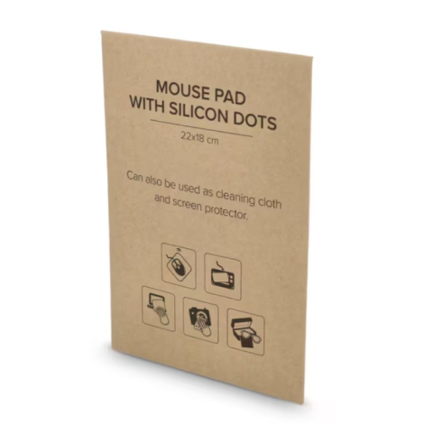 Enveloppe en papier kraft contenant le tapis de souris, présentée de face.