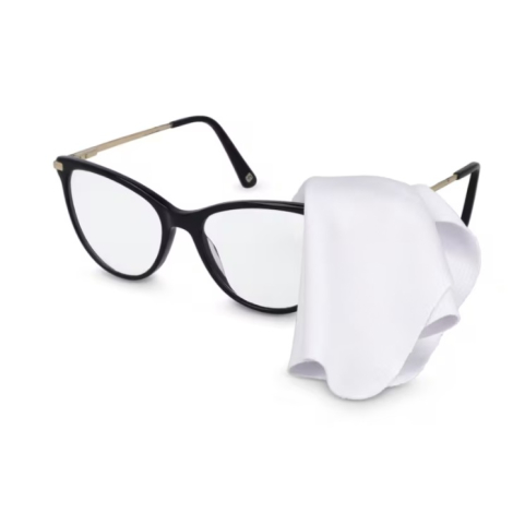 Tapis de souris utilisé comme chiffon en microfibre pour nettoyer une paire de lunettes.