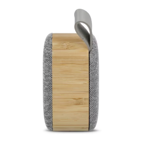 Vue de profil de l'enceinte sans fil mettant en évidence le panneau latéral en bambou et la dragonne.