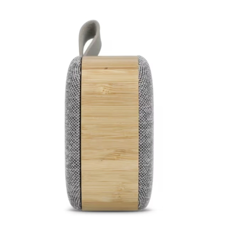 Vue du côté opposé de l'enceinte sans fil mettant en évidence le second panneau latéral en bambou.