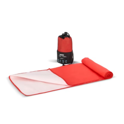 Serviette R-PET Quick Dry déroulée à côté de sa pochette de rangement en filet.