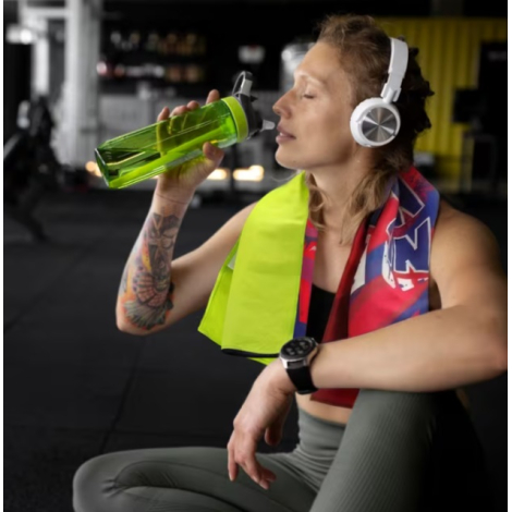 Femme portant une serviette R-PET Quick Dry avec personnalisation visible sur une face autour du cou.