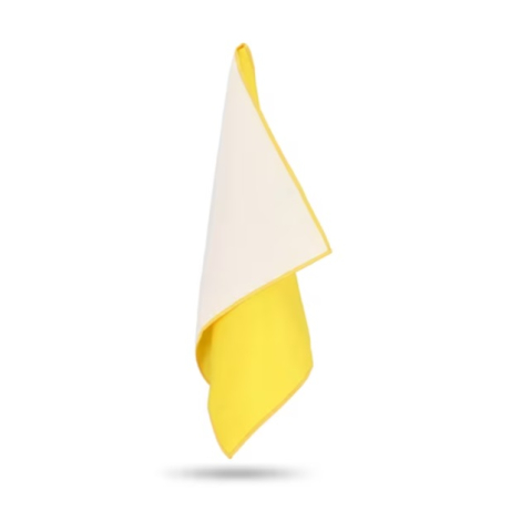 Serviette R-PET Quick Dry suspendue laissant apparaître ses deux faces.