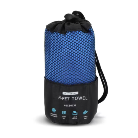 Pochette en filet contenant une serviette R-PET Quick Dry soigneusement enroulée.