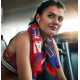 Femme utilisant une serviette R-PET Quick Dry avec personnalisation visible sur une face pendant une séance de sport.