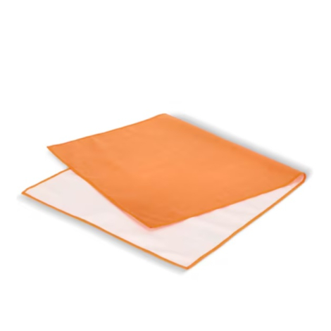 Serviette R-PET Quick Dry partiellement repliée révélant la face imprimée et la face unie.