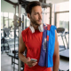 Homme portant une serviette R-PET Quick Dry avec personnalisation visible sur une face sur l'épaule.