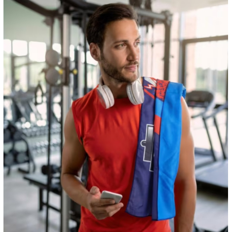 Homme portant une serviette R-PET Quick Dry avec personnalisation visible sur une face sur l'épaule.